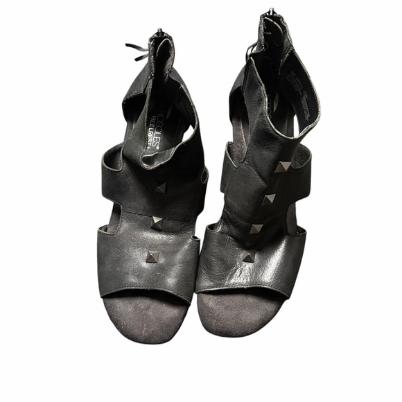 Aerosoles Heelrest Layette  Black Pyramid Stud 1.5” Wedge Sandals Size 8 M - Picture 3 of 5